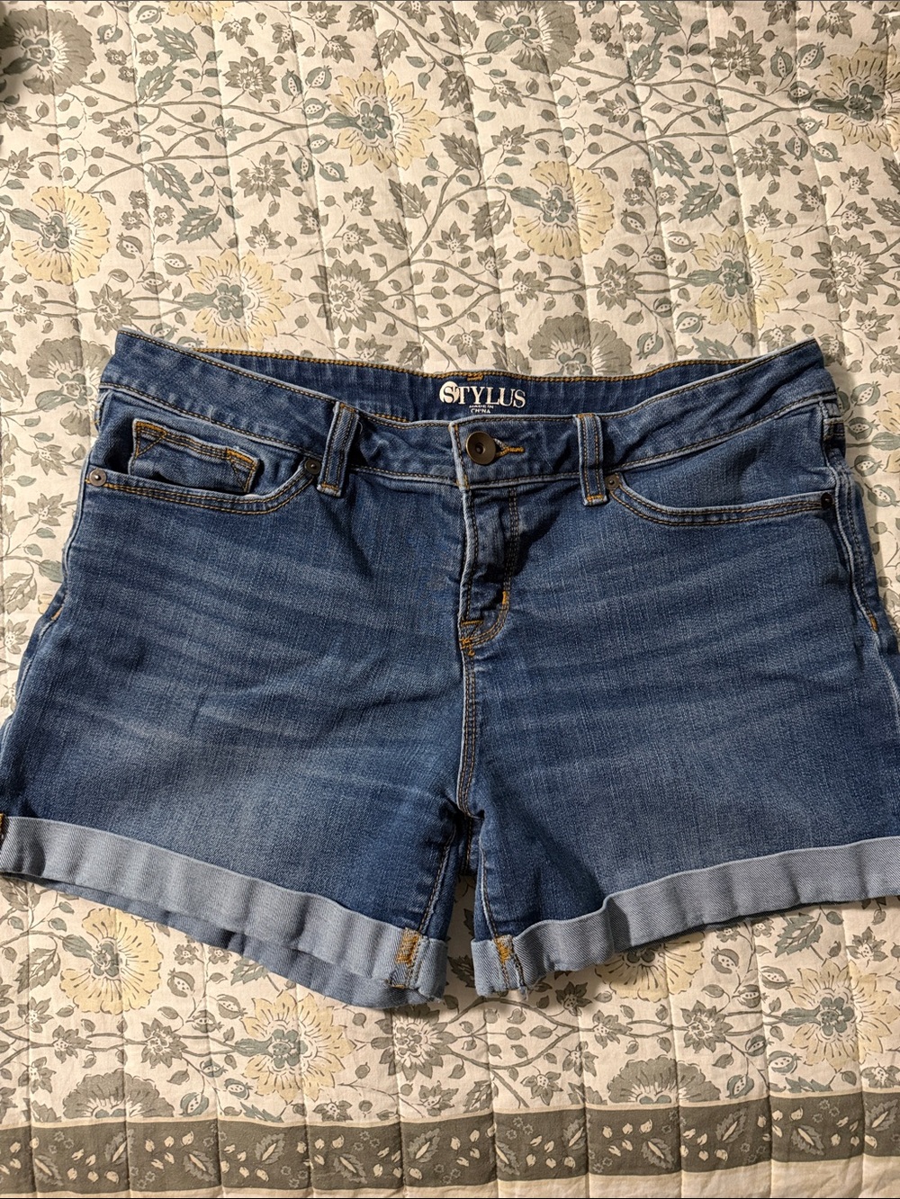 STYLUS Women's Medium Blue Rolled Hem Denim Shorts